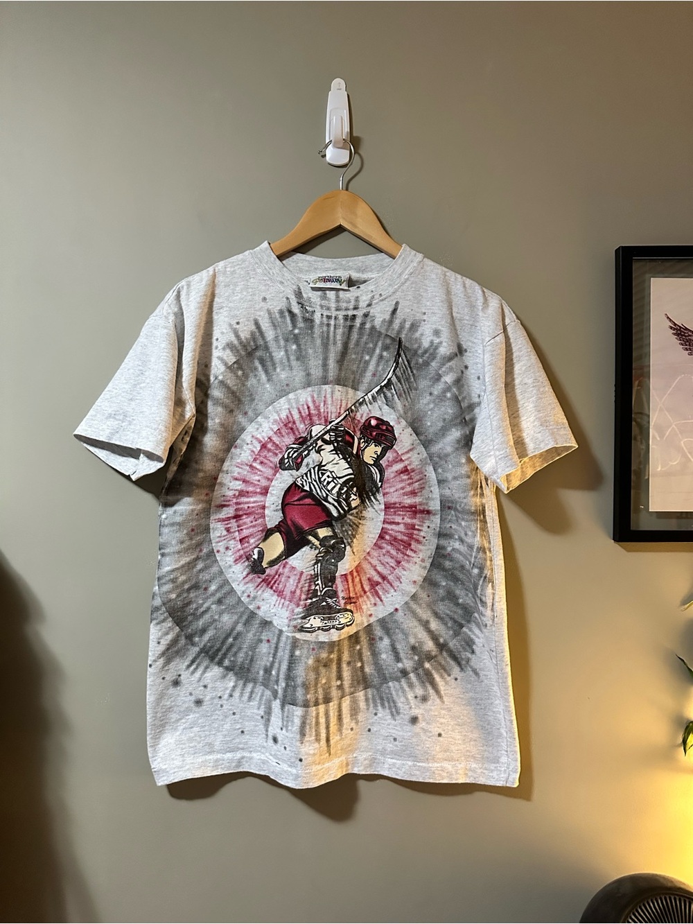 Vintage Men's Graphic Hockey Player T-Shirt - Gray & Maroon